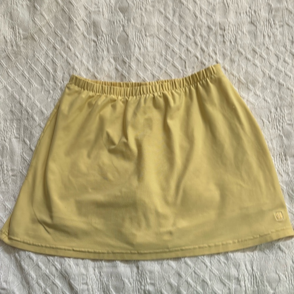 1990’s Nike tennis women’s size L pale yellow skort with embroidered patch
